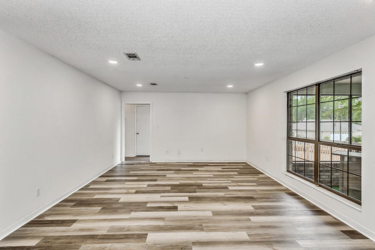 1960 Woodbridge Dr - Photo 5 of 49