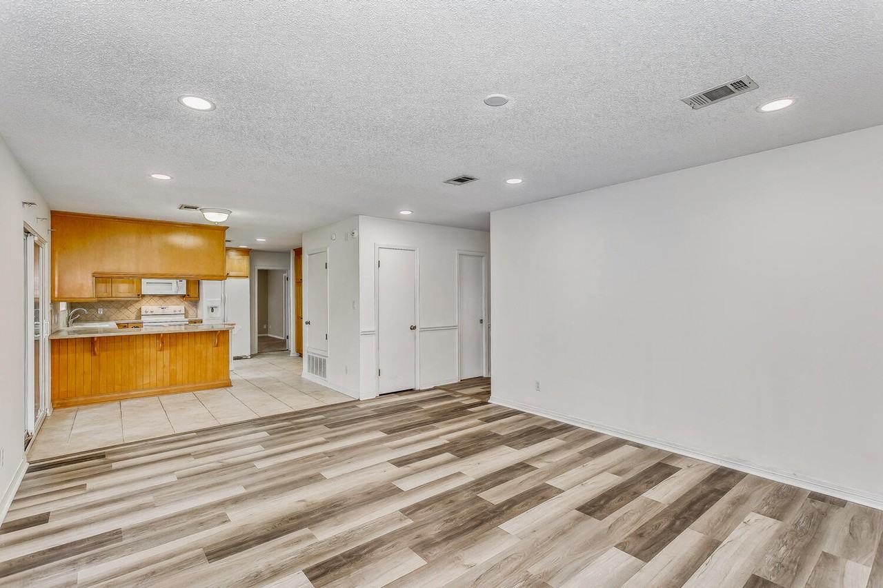 1960 Woodbridge Dr - Photo 7 of 49