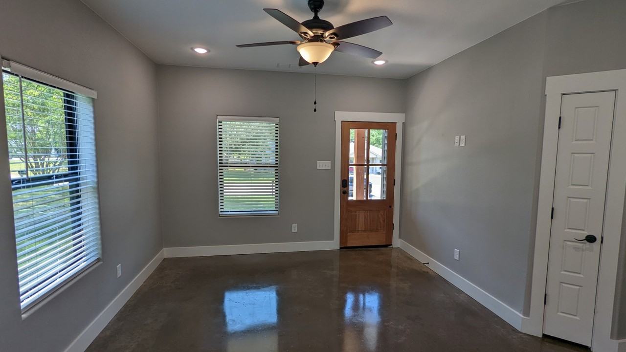 405 E Shepherd St #1 - Photo 3 of 24