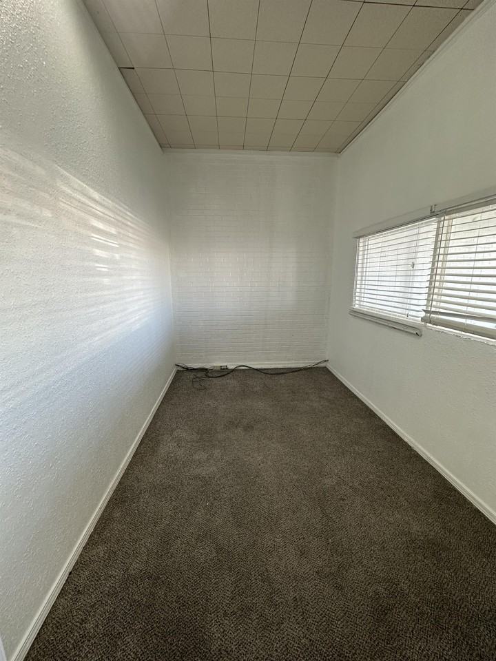 1405 19th St #1 - Photo 3 of 12