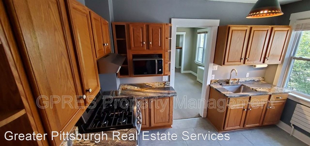 Beautifully Rehabbed Central Oakmont apartment with Old-World charm - Photo 3 of 24