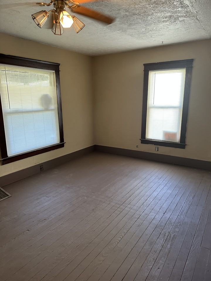 826 Mercer Ave Ne #NA - Photo 3 of 16