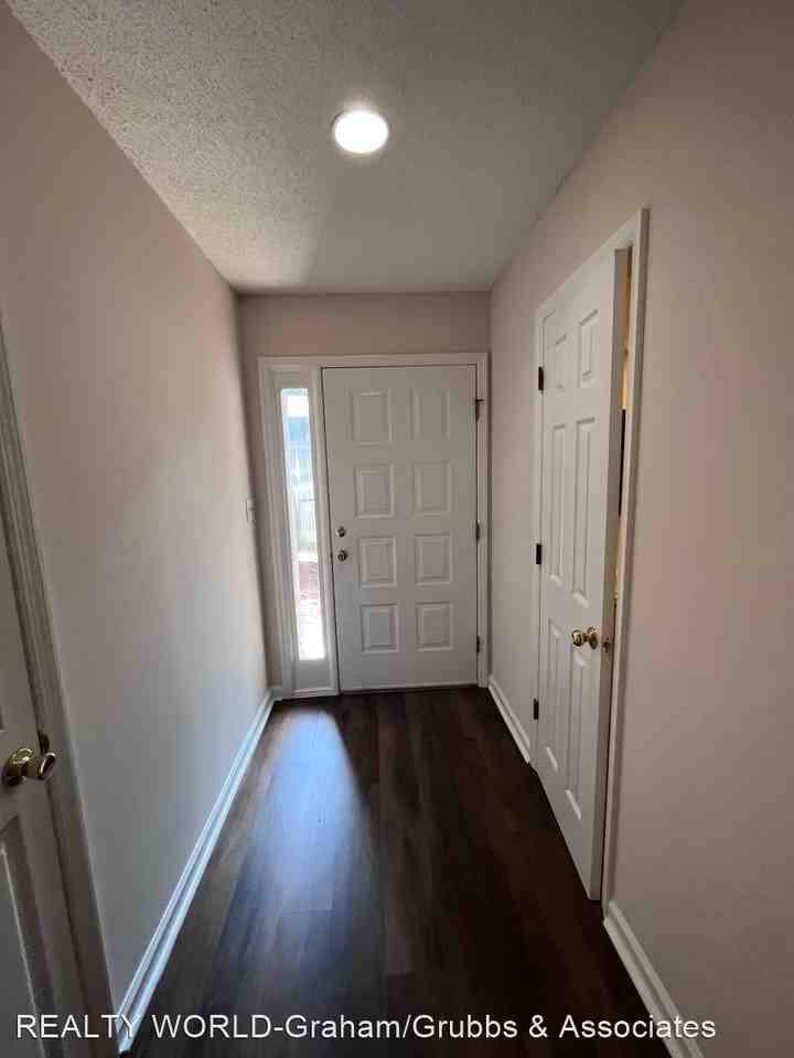 1703 Sherbrooke Cir - Photo 3 of 9