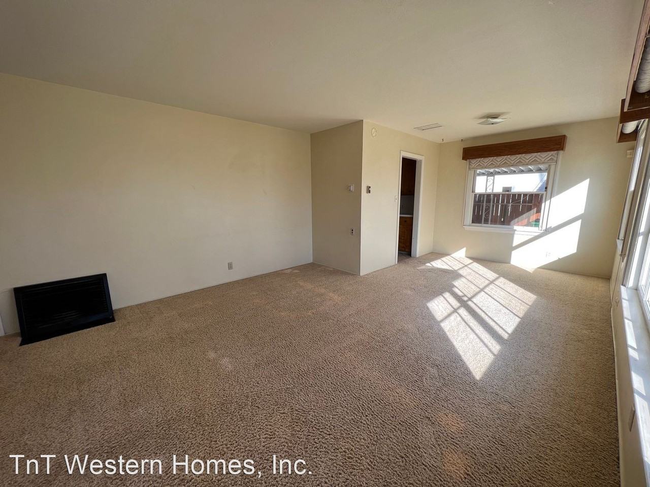 325 N Sanders St - Photo 2 of 16