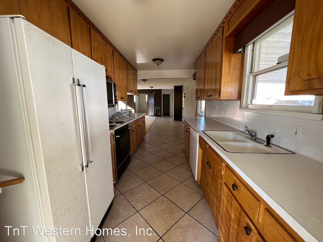 325 N Sanders St - Photo 3 of 16