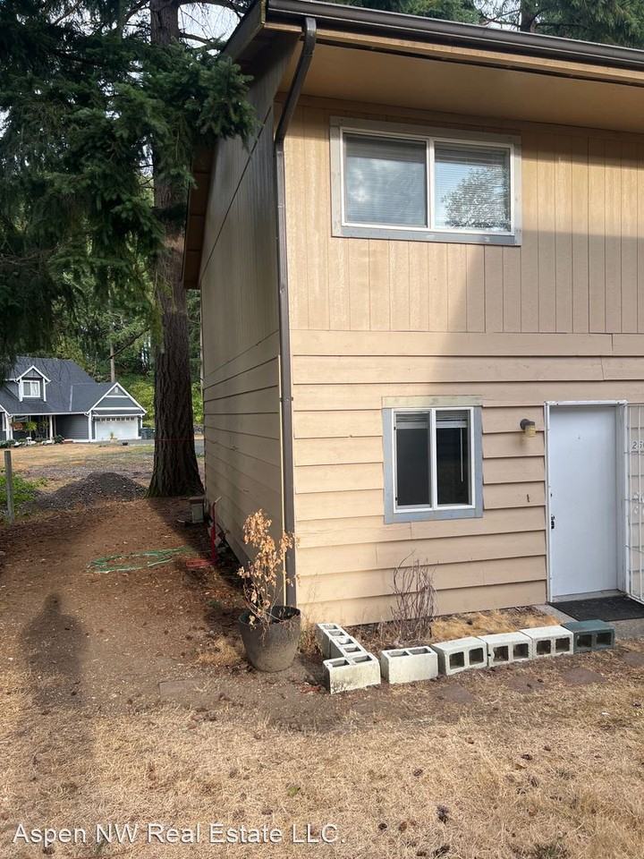 2507 1/2 B St - Photo 2 of 11