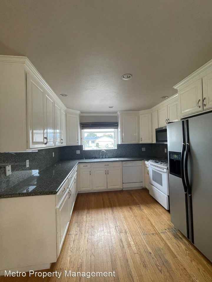 5023 Paseo Olivos - Photo 3 of 10