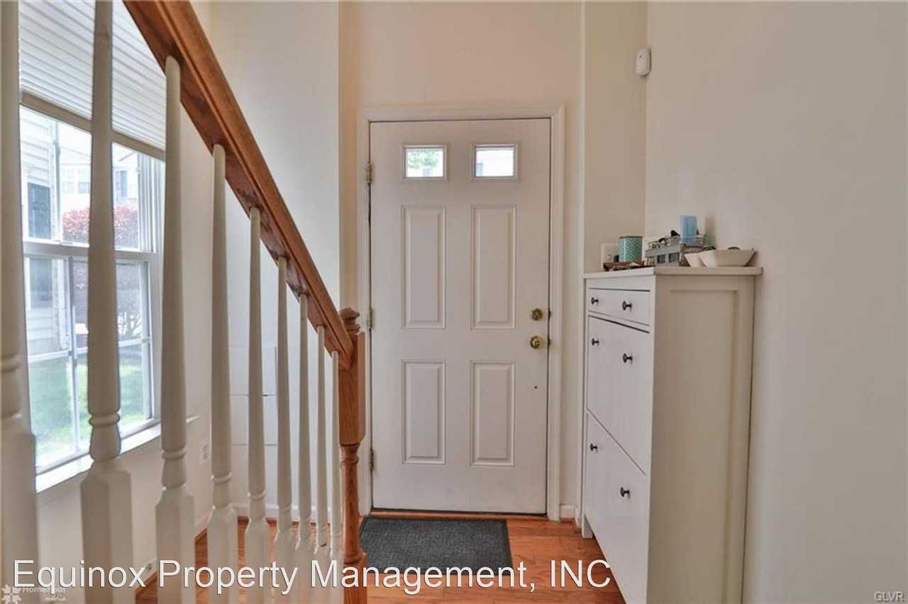 1605 Oakridge Ln - Photo 3 of 33