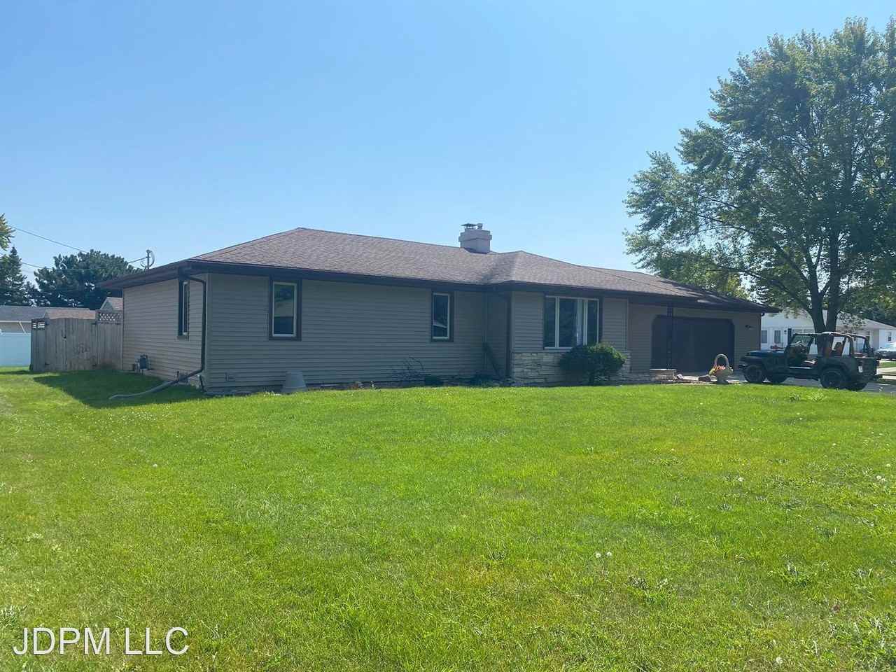 1066 Holly Ct - Photo 2 of 50