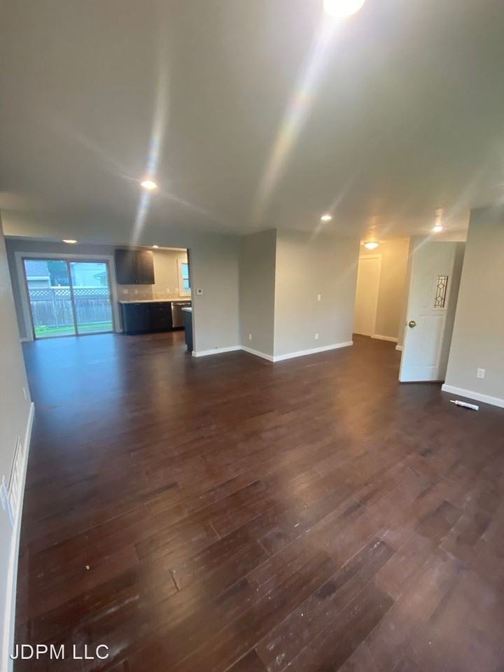 1066 Holly Ct - Photo 3 of 50