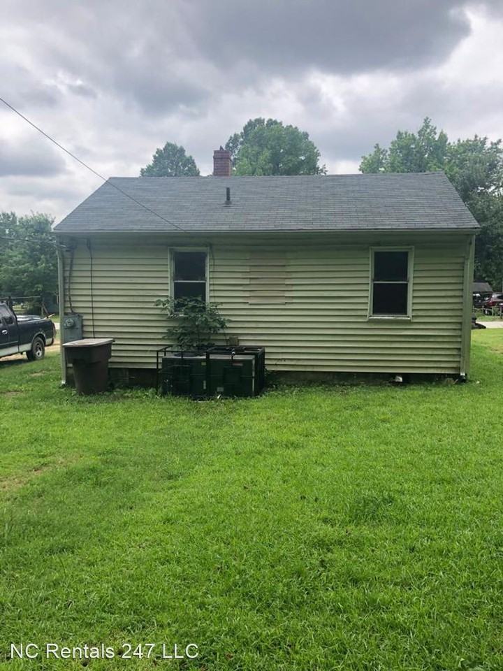 1323 Mayfair Ave - Photo 3 of 10