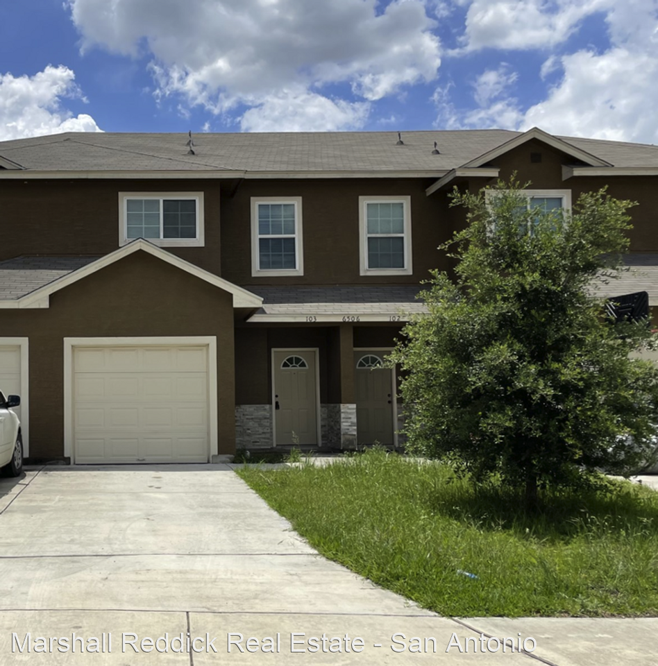 Great 3 Bed 2.5 Bath Quadplex Unit near Judson and I35. Featuring