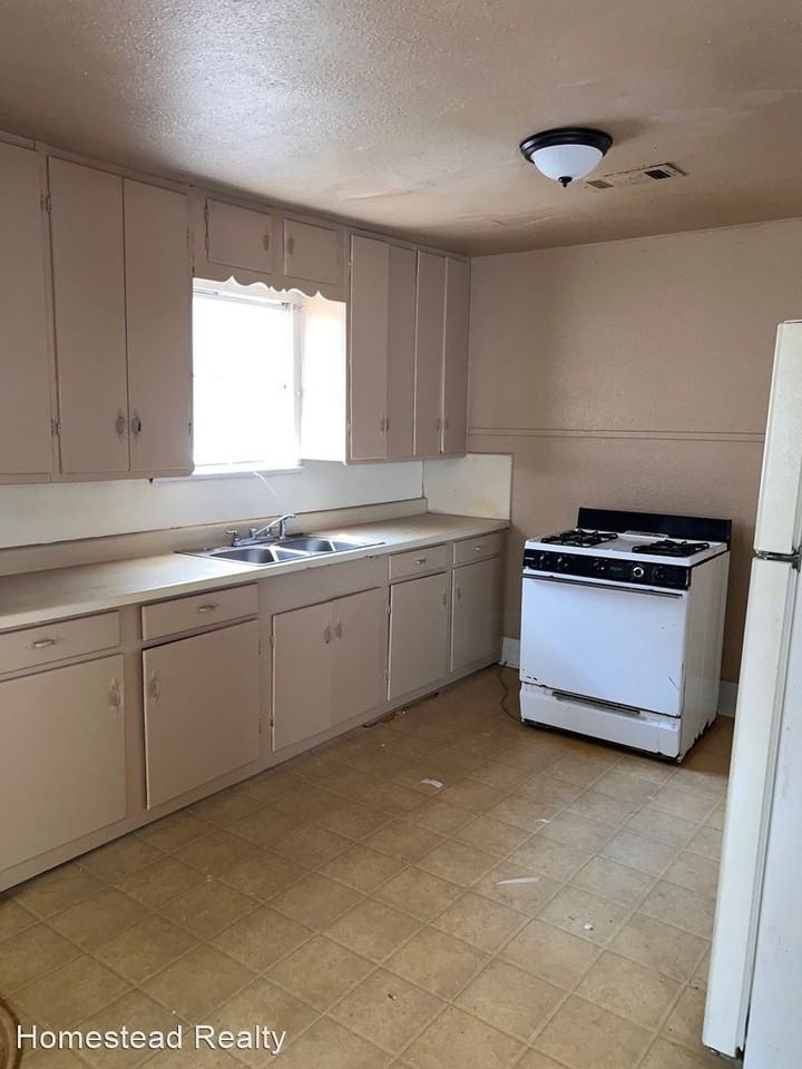 2045 Leight St - Photo 3 of 7