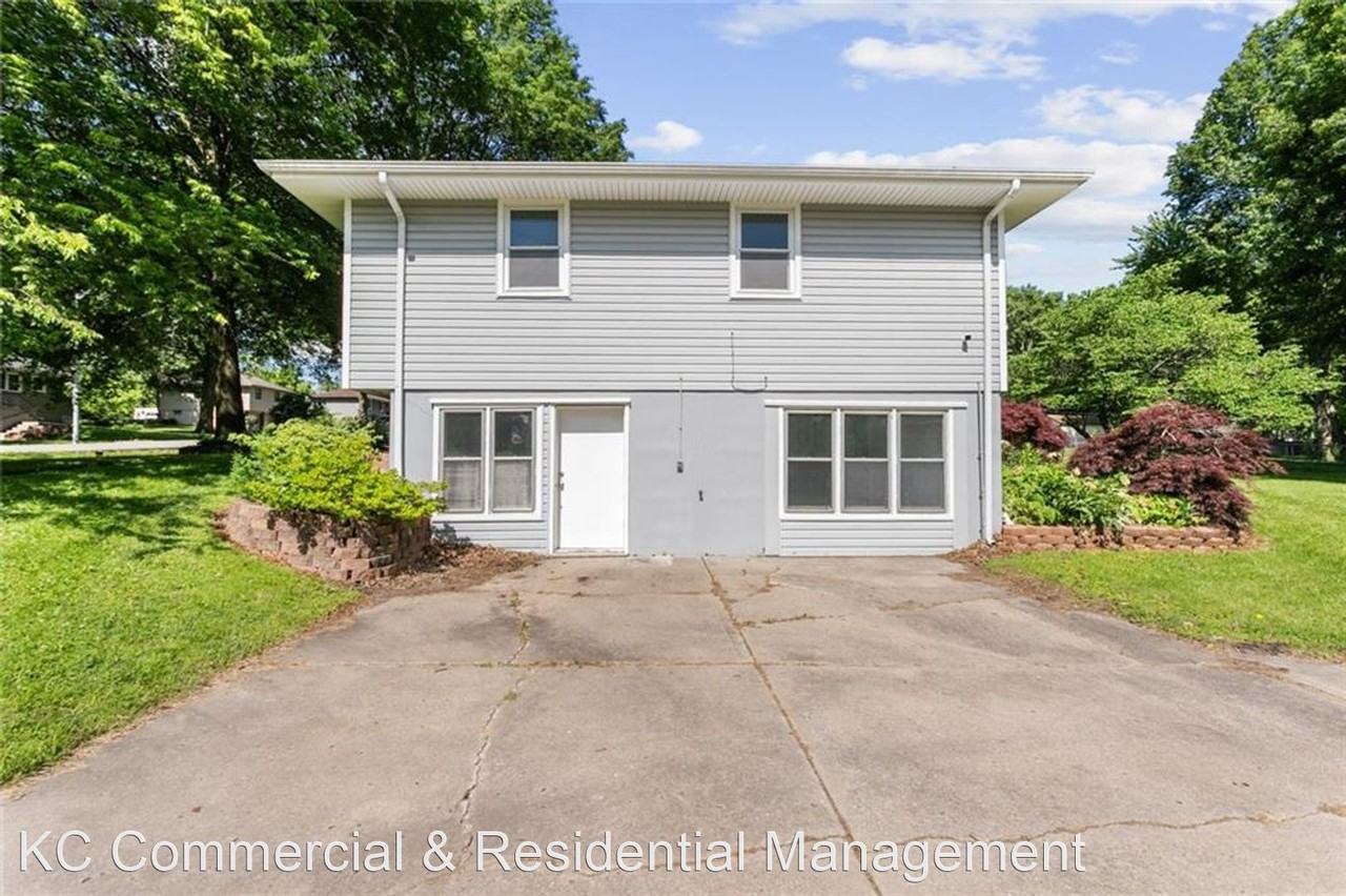 912 Ne 113th St - Photo 2 of 30