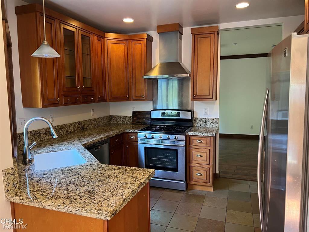 1911 Leman St #C - Photo 3 of 9