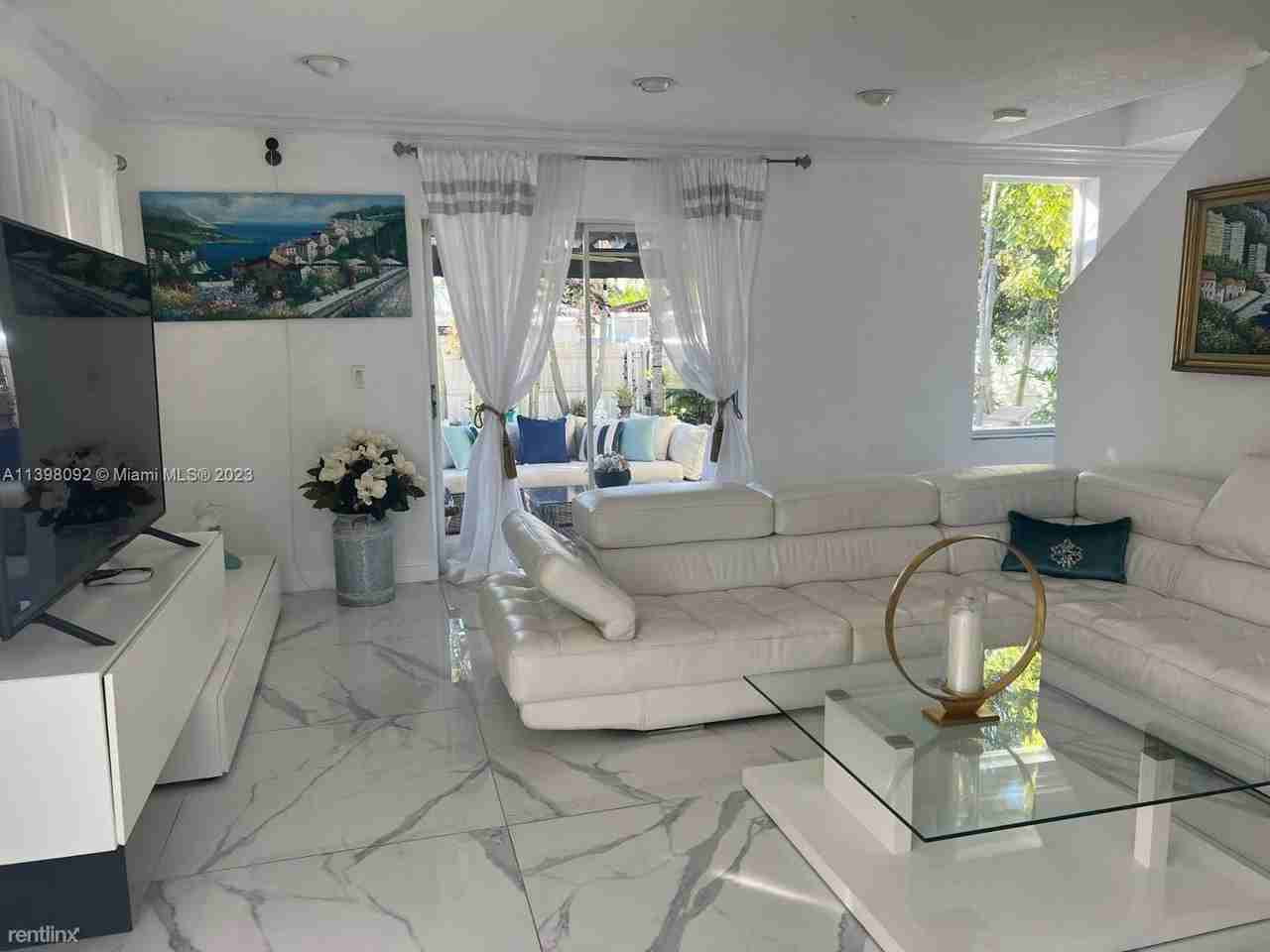 1204 Johnson St - Photo 2 of 7