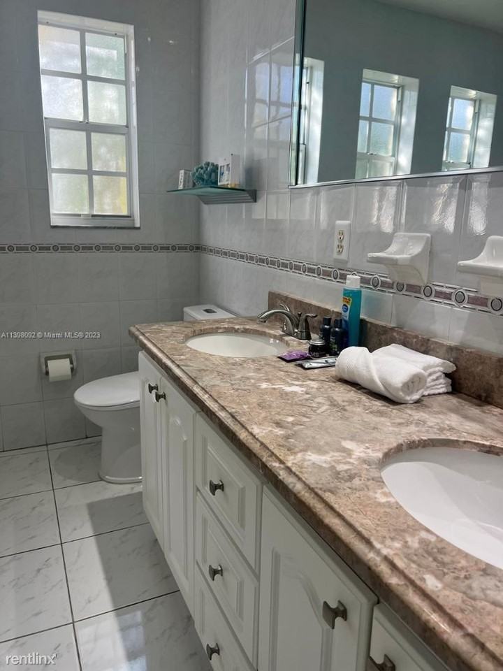 1204 Johnson St - Photo 3 of 7