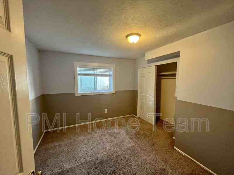 1066 E Hidden Valley Dr - Photo 3 of 27