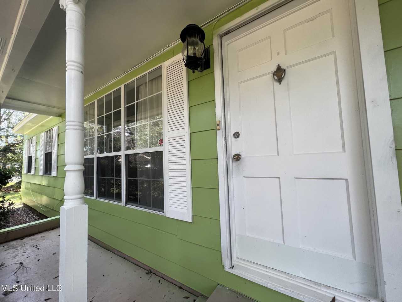 2930 Woodlawn Ave - Photo 2 of 8