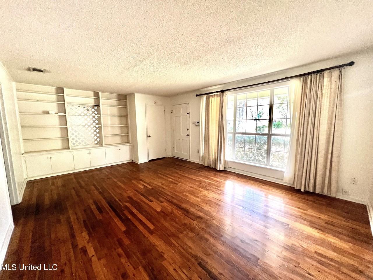 2930 Woodlawn Ave - Photo 3 of 8