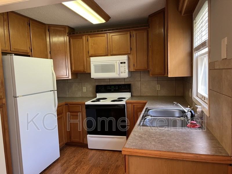 11101 Applewood Dr - Photo 2 of 39