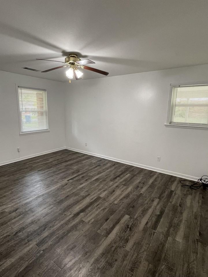 904 Warthen St #1 - Photo 3 of 9