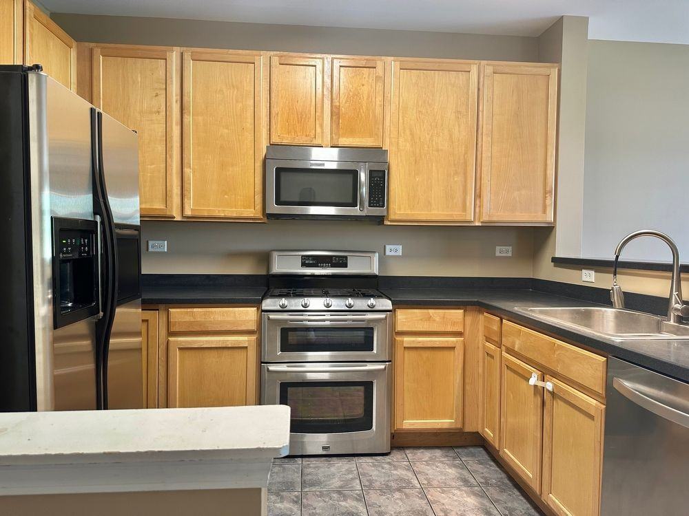 860 Genesee Dr - Photo 3 of 10