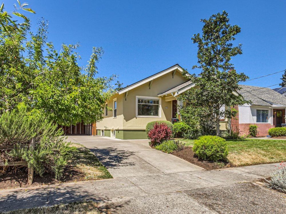 2725 Se 70th Ave - Photo 2 of 44