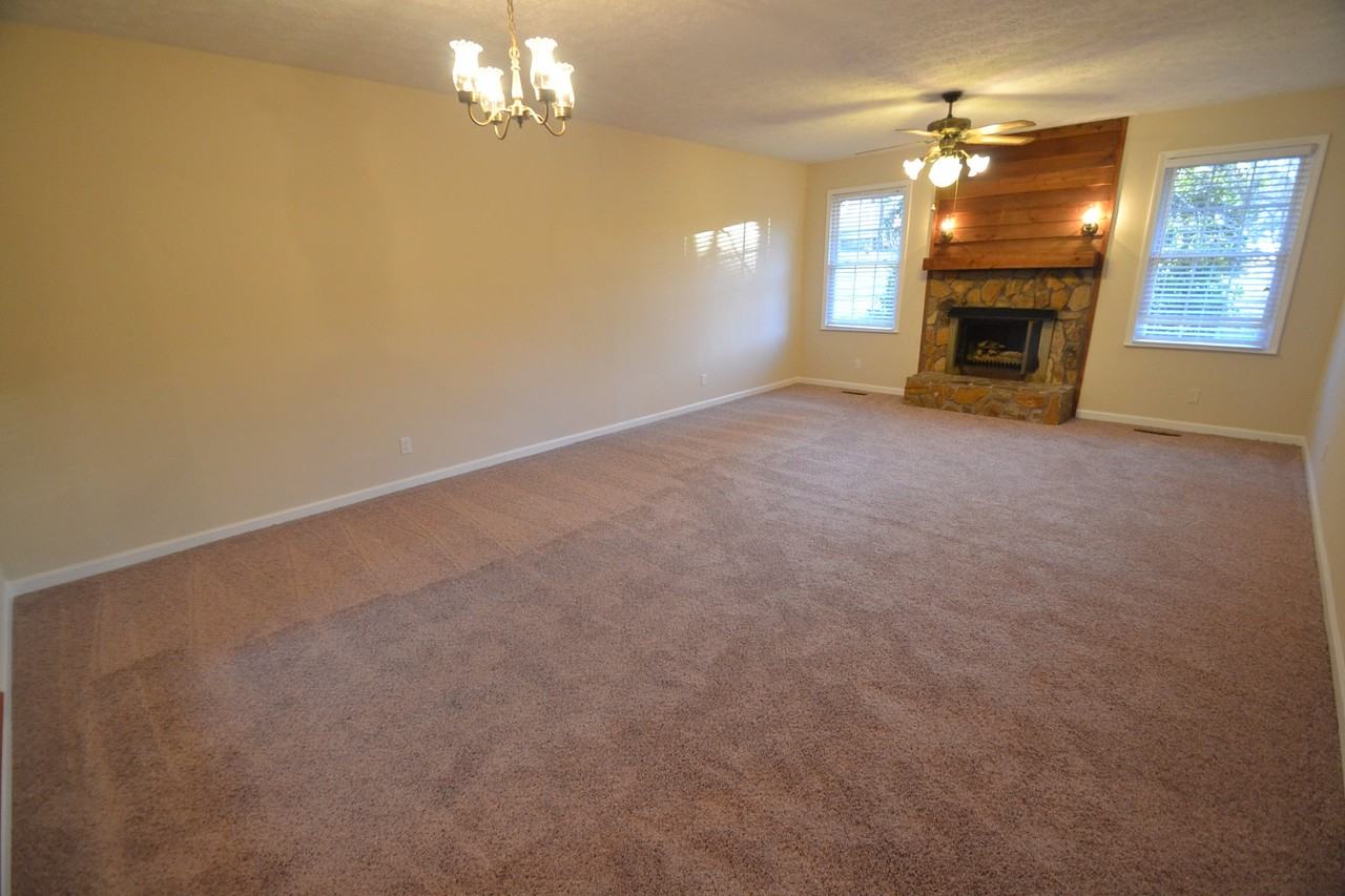 2940 Leah Ln - Photo 2 of 7