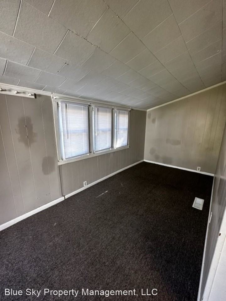 905 W. Charles St. - Photo 2 of 4