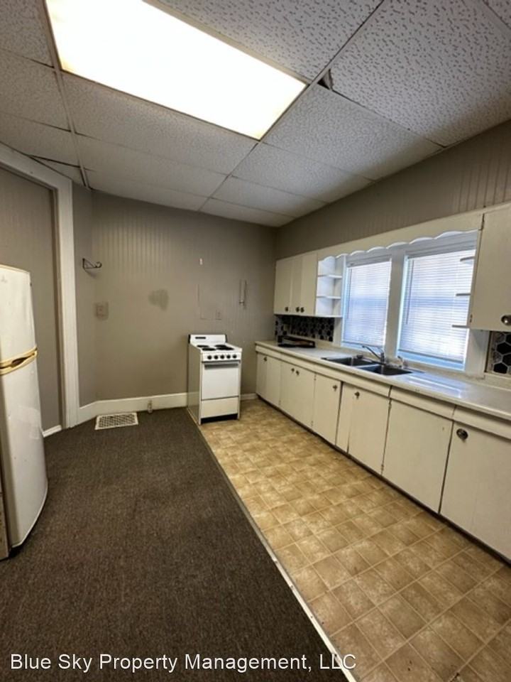 905 W. Charles St. - Photo 3 of 4