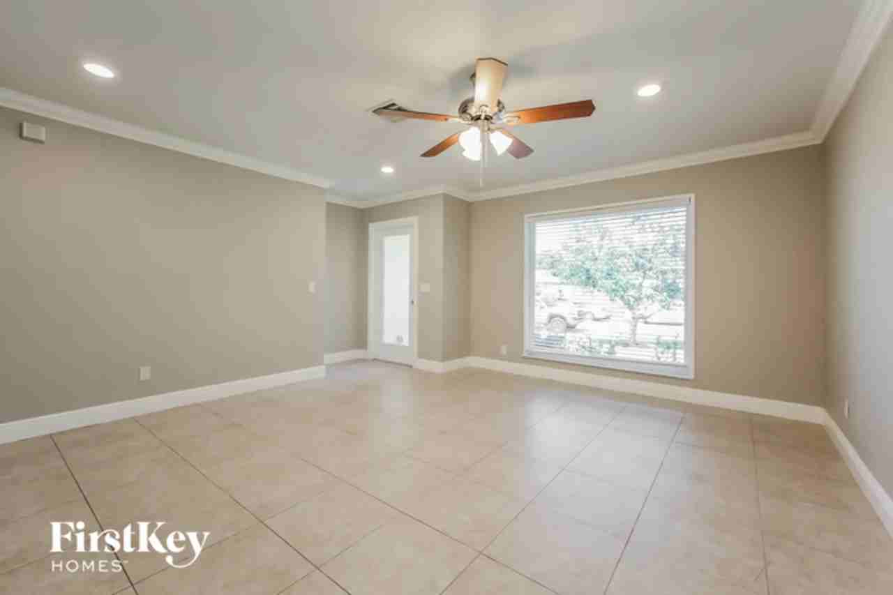 516 Se 17th Ave - Photo 3 of 15