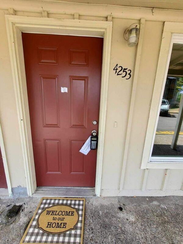 4253 32nd Pl Ne - Photo 3 of 10