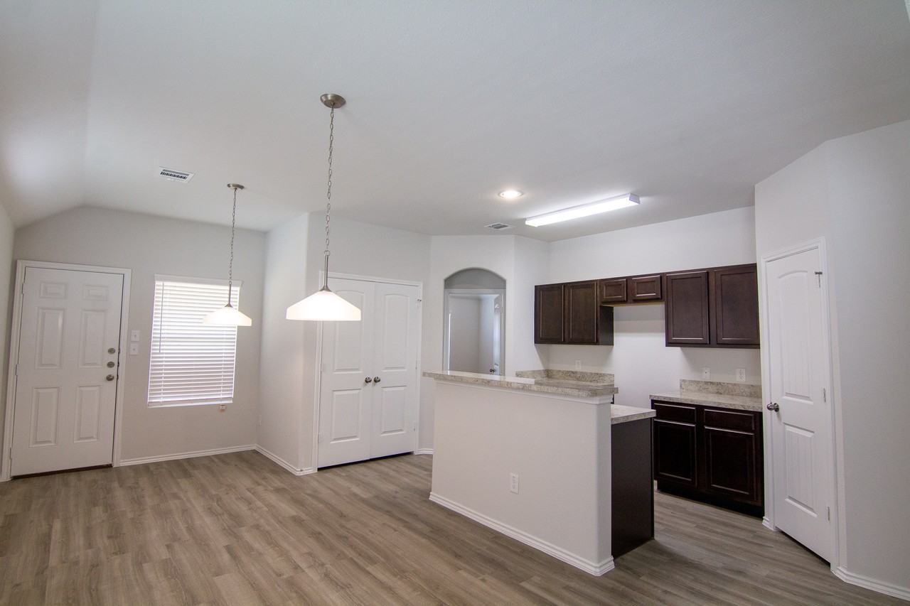 25242 Sanitas Valley Dr - Photo 2 of 8