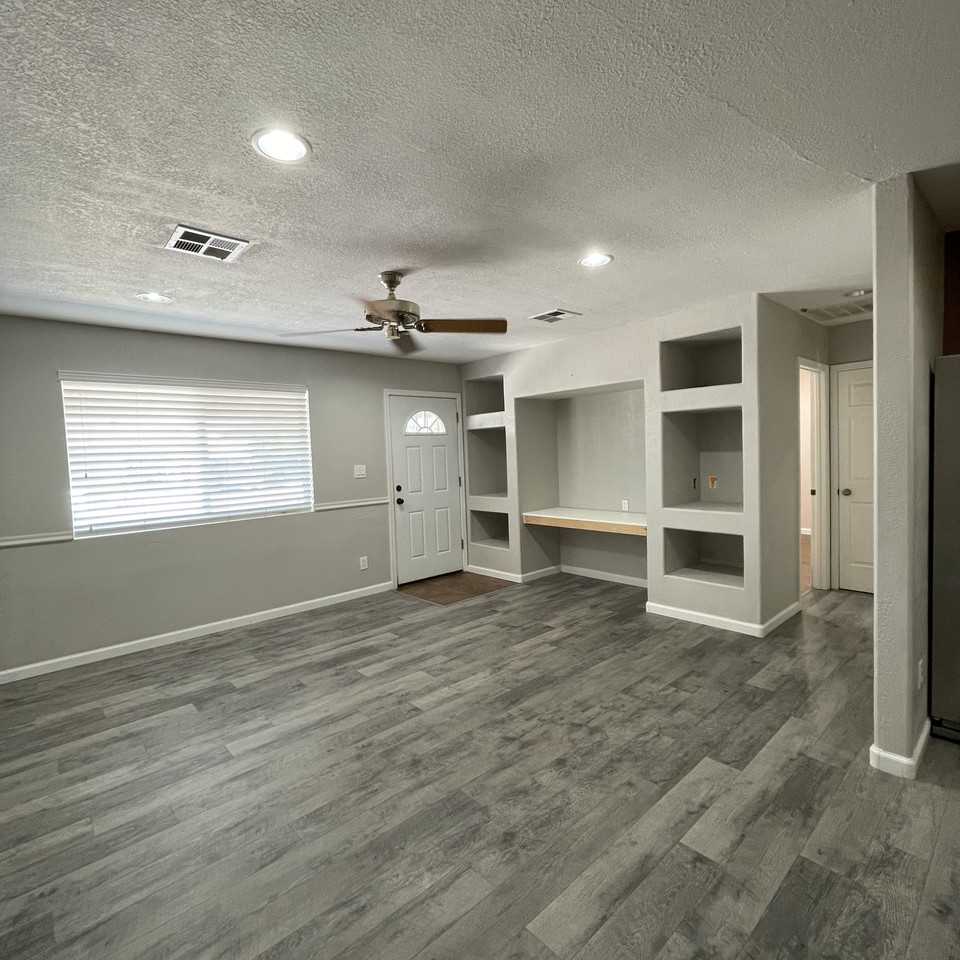 7727 West Medlock Drive - Photo 3 of 14