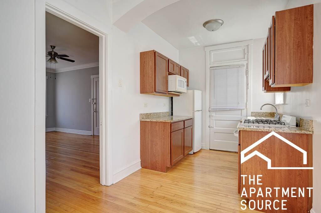 4402 N Rockwell St #3 - Photo 2 of 12