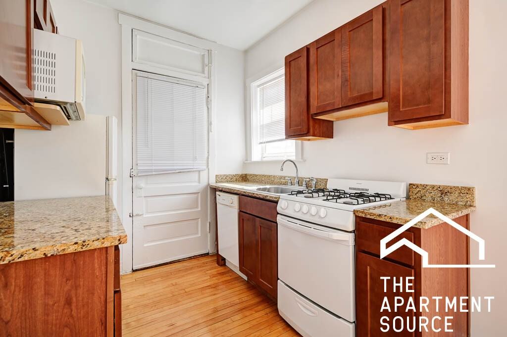 4402 N Rockwell St #3 - Photo 3 of 12