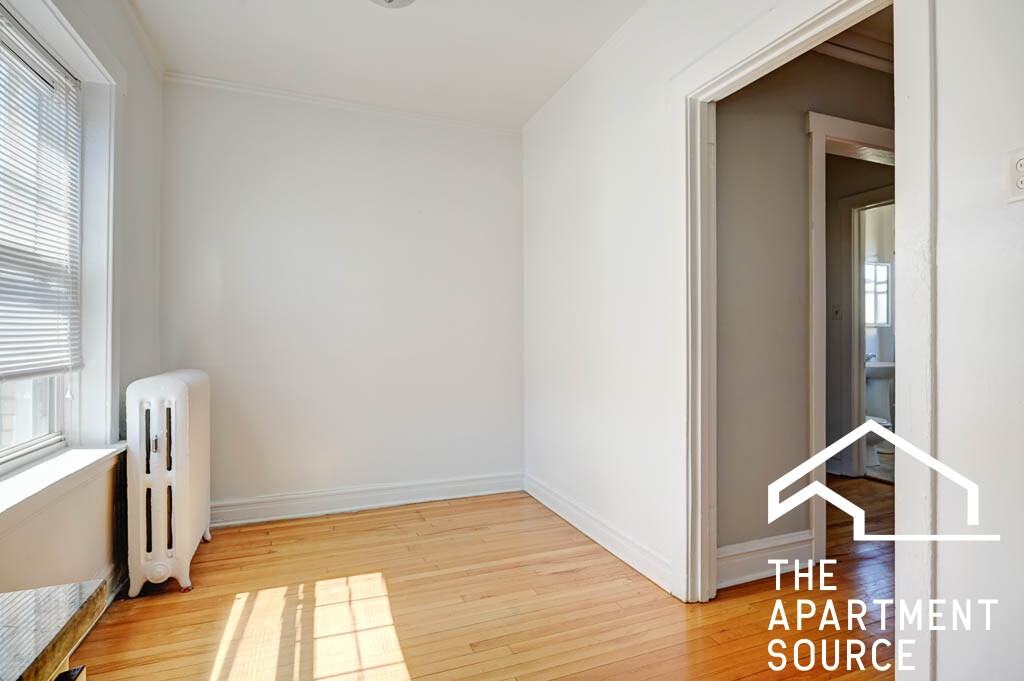 4402 N Rockwell St #3 - Photo 4 of 12