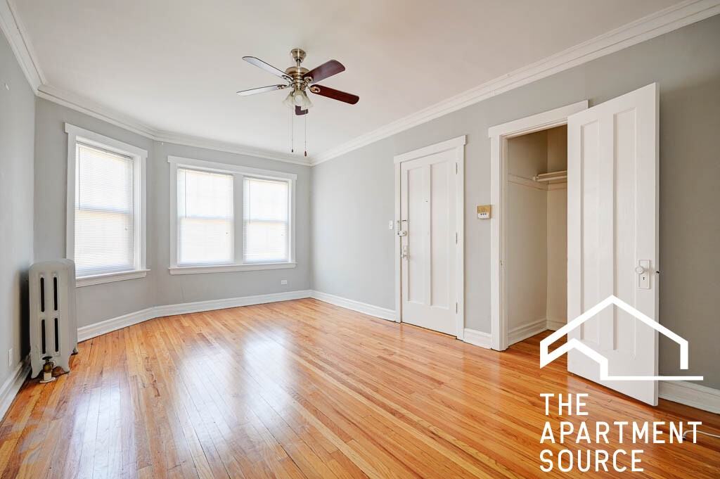 4402 N Rockwell St #3 - Photo 5 of 12