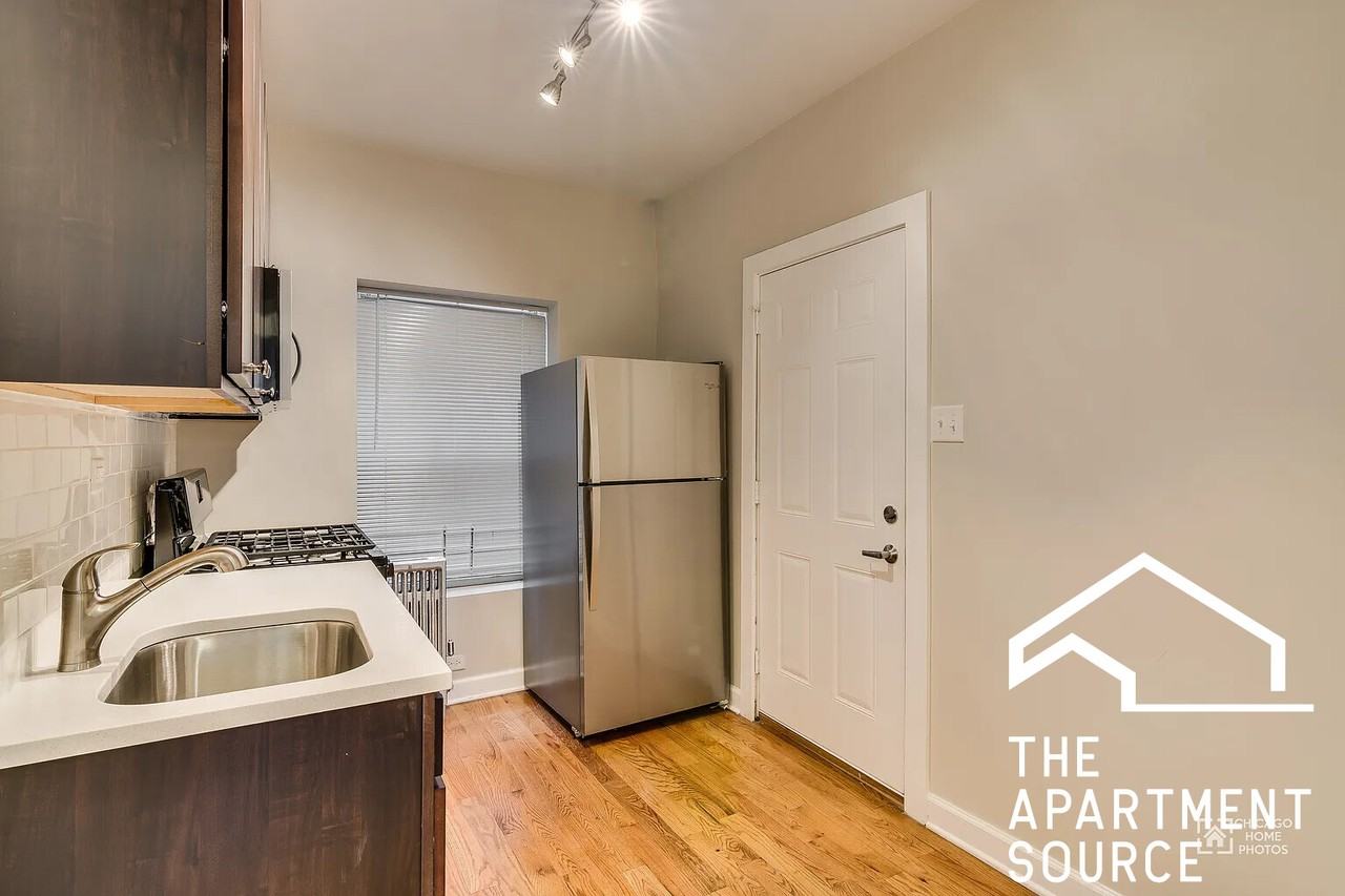 838 E 53rd St #2E - Photo 2 of 11