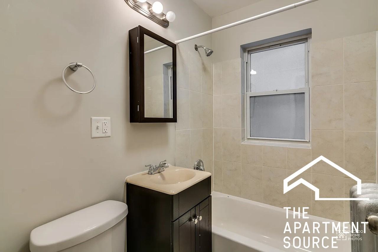 838 E 53rd St #2E - Photo 5 of 11