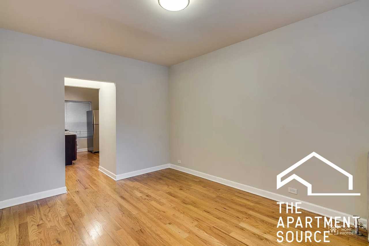 838 E 53rd St #2W - Photo 3 of 9