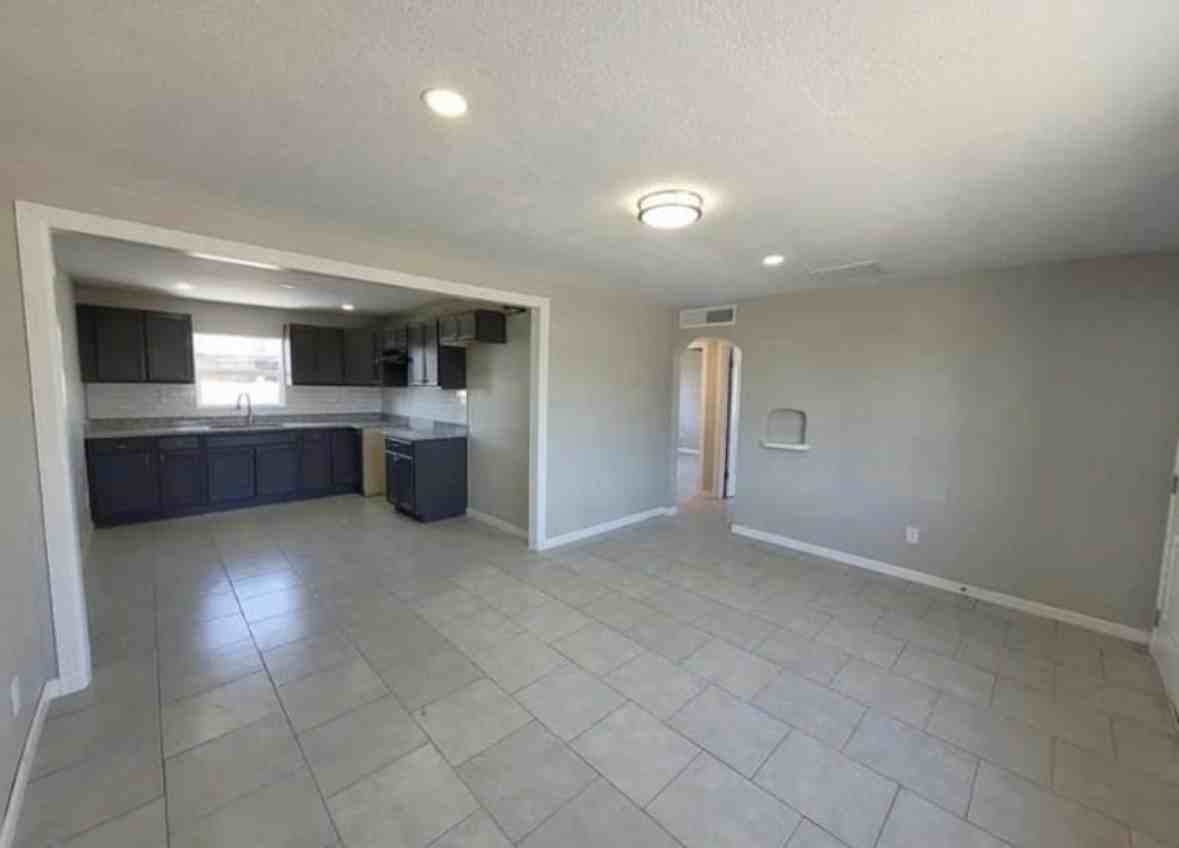 253 Edith Dr #B - Photo 2 of 7