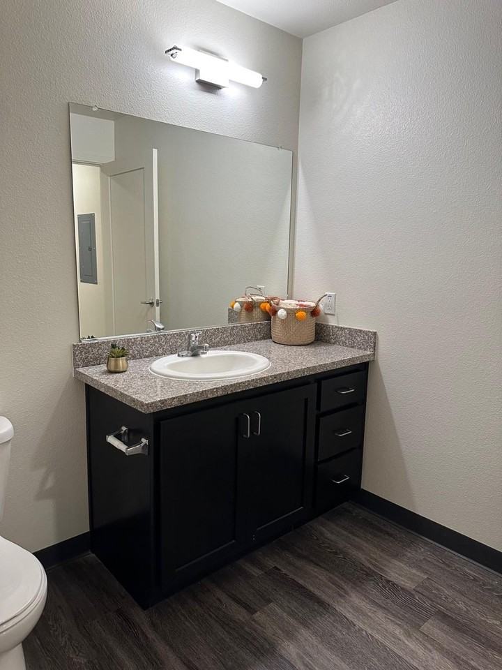 200 E 10th St - Photo 7 of 40