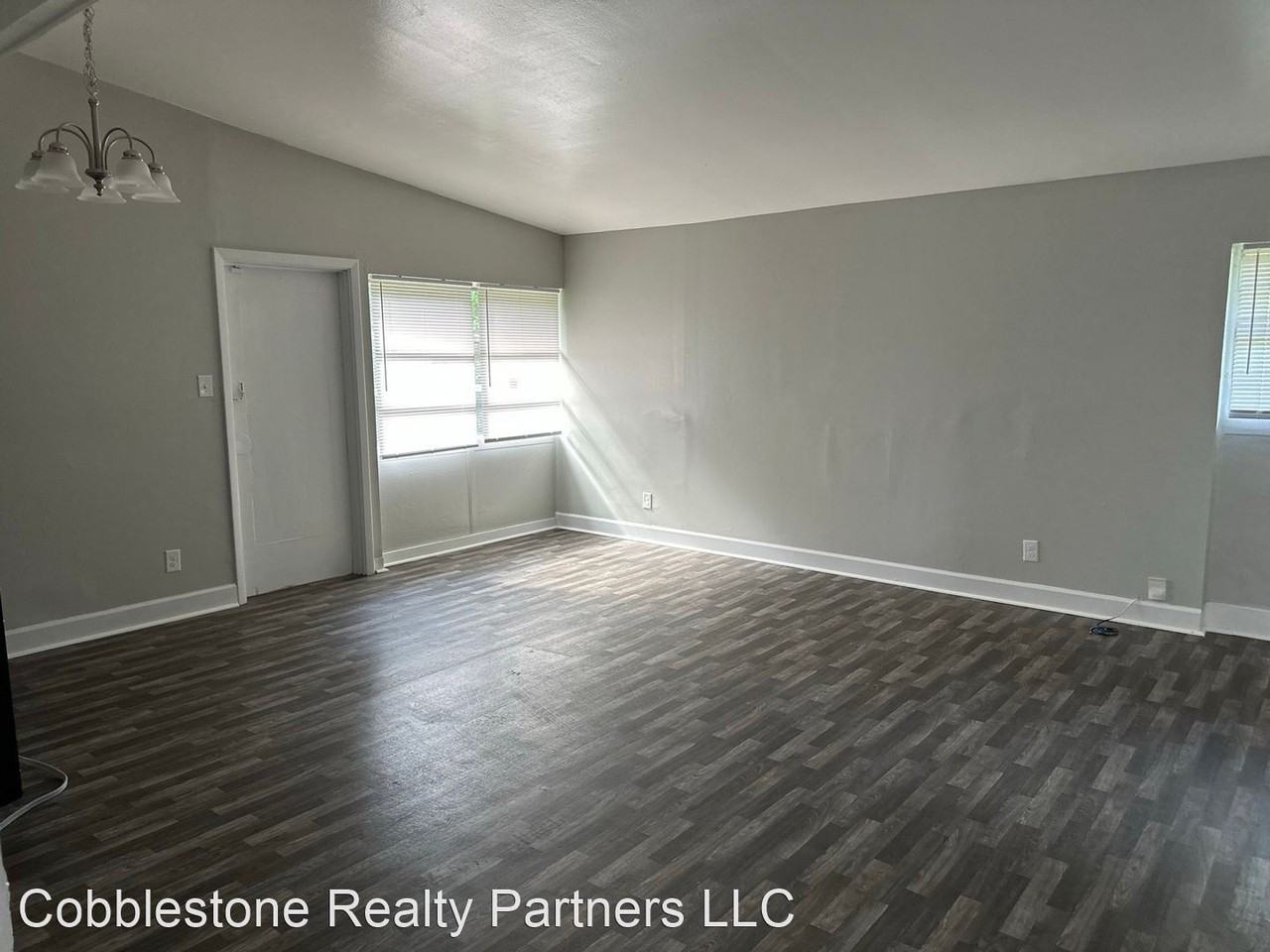 1913 Meadow Dr - Photo 2 of 7