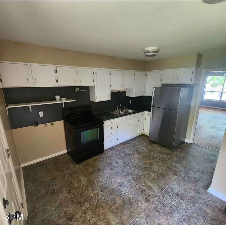 4221 White Oak Dr - Photo 3 of 10