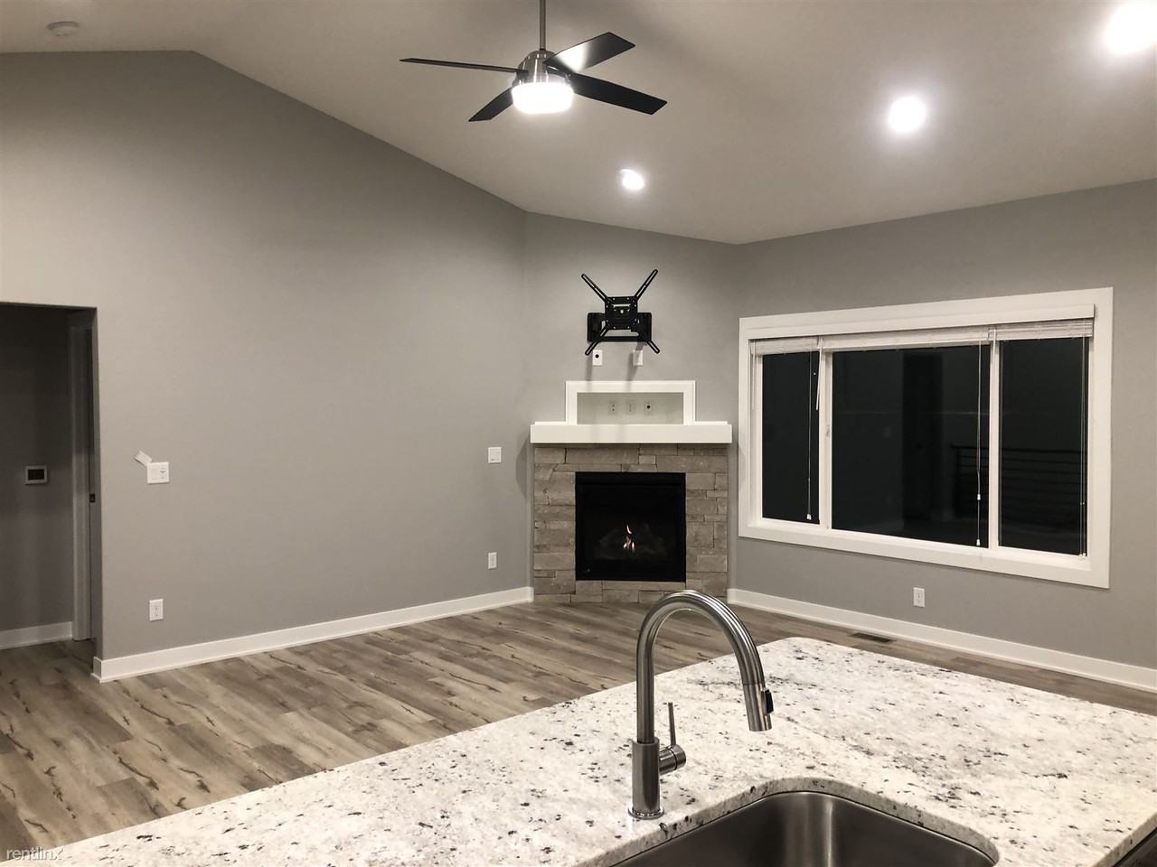 1104 Ne 21st St - Photo 3 of 10