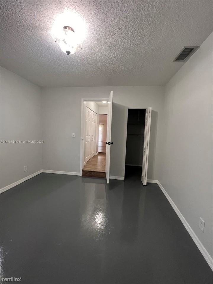 8721 Nw 47th St - Photo 2 of 10