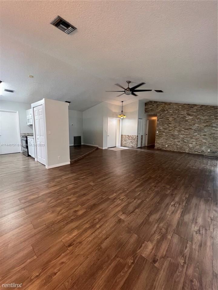 8721 Nw 47th St - Photo 3 of 10
