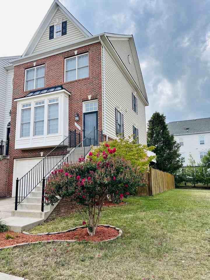 6916 Stanwick Sq - Photo 2 of 32